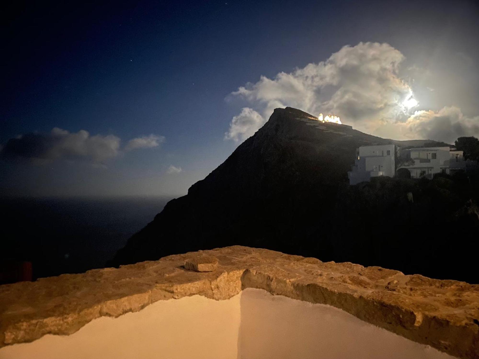 Вилла Folegandros-Cliffhouse Экстерьер фото